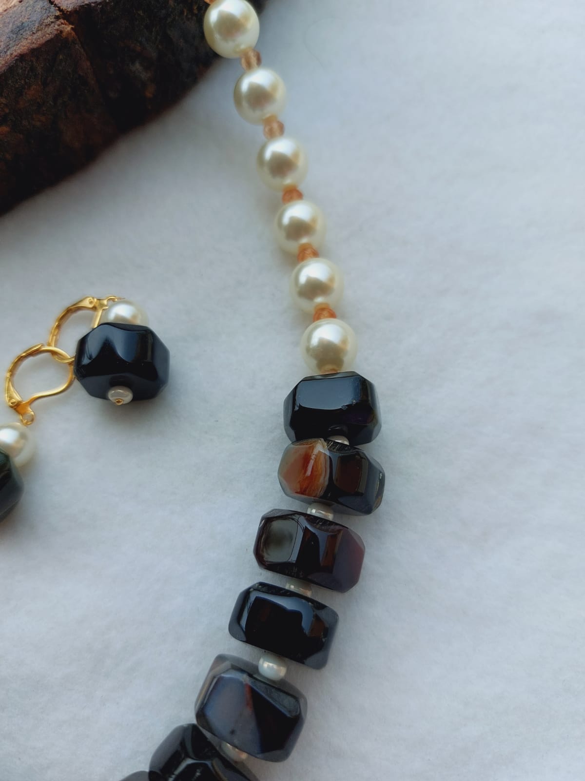 Premium Quality Natural Stone Pearl Necklace with Black Gemstones