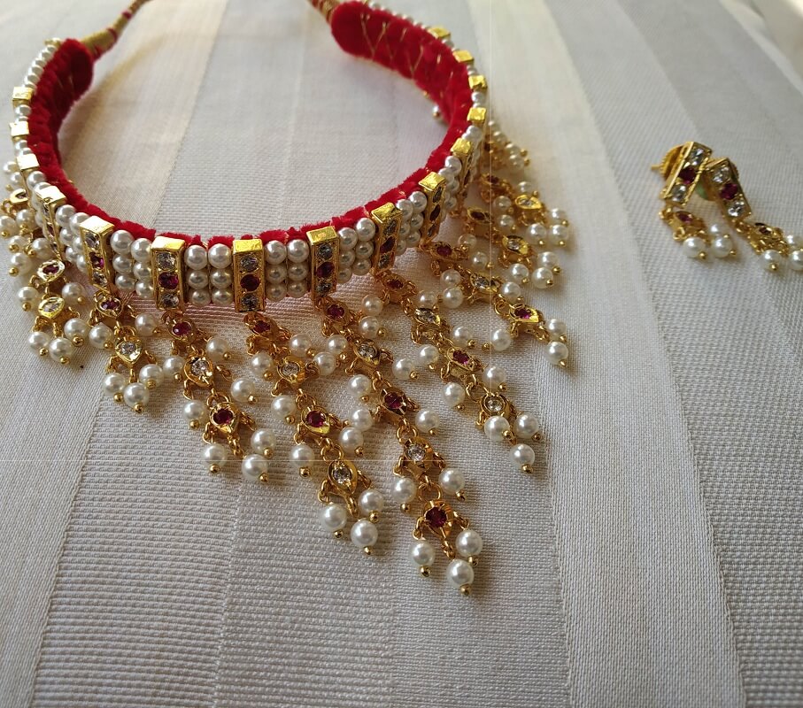 Dark Pink White 3 Patti Zhalar Gadi Chinchpeti - Ethnic Indian jewelry with intricate pearl and gold-toned beadwork, showcased on a white fabric background.