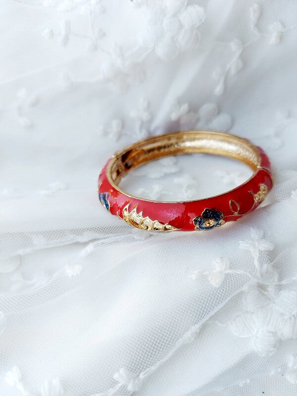 Ornate Red Christmas Kada
Elegant gold-toned brass bangle adorned with vibrant red enamel and delicate floral details.