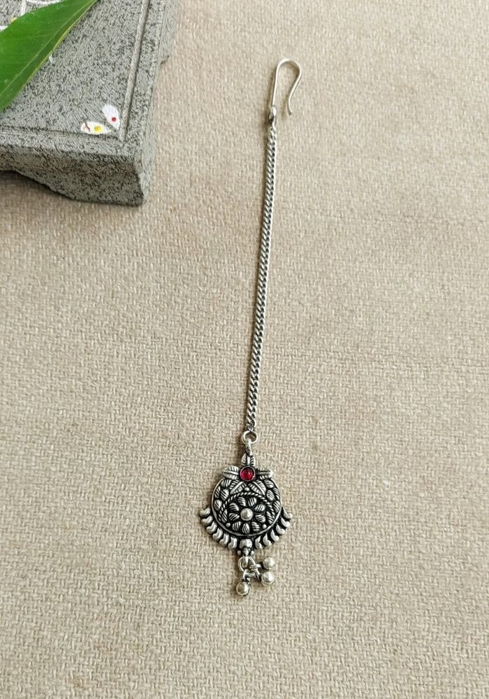 Elegant Oxidised Designer Maang Tika with Intricate Floral Pattern and Sparkling Crystals