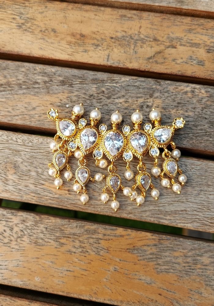 Elegant Puneri Tanmani Pendant with Sparkling Crystals
Full White Puneri Tanmani Pendant with Intricate Crystalline Detailing