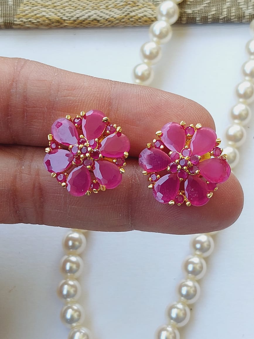 Dark Pink Flower Pendant Pearl Set - Vibrant pink floral pendant with gleaming pearls, displayed on a hand in the image.