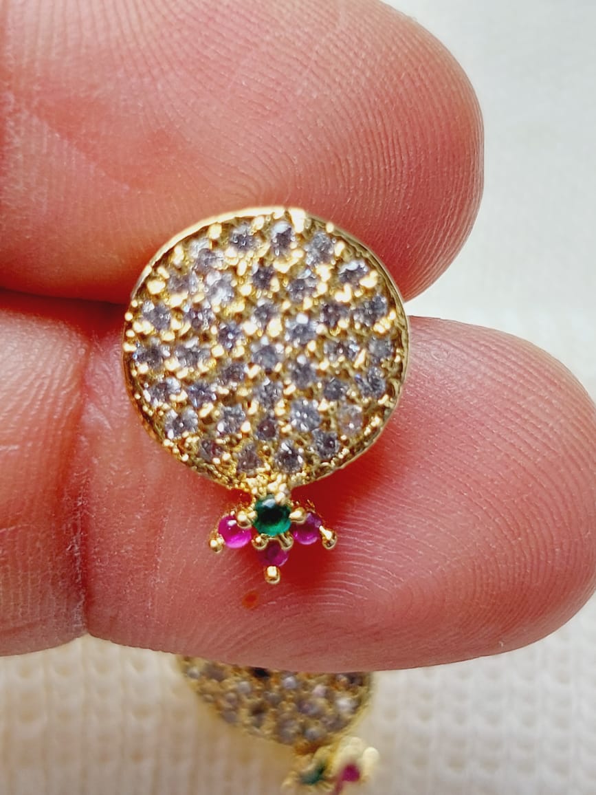 Sparkling gold and multicolored stone round earring