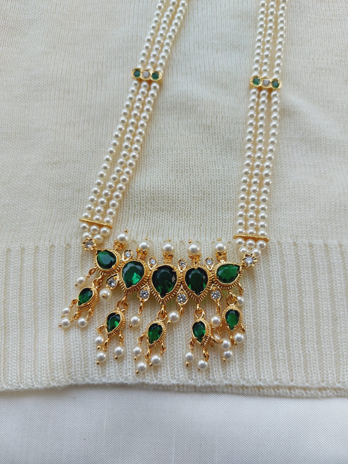 Elegant 3-line pearl and emerald necklace from Mugdha Jewellery Store