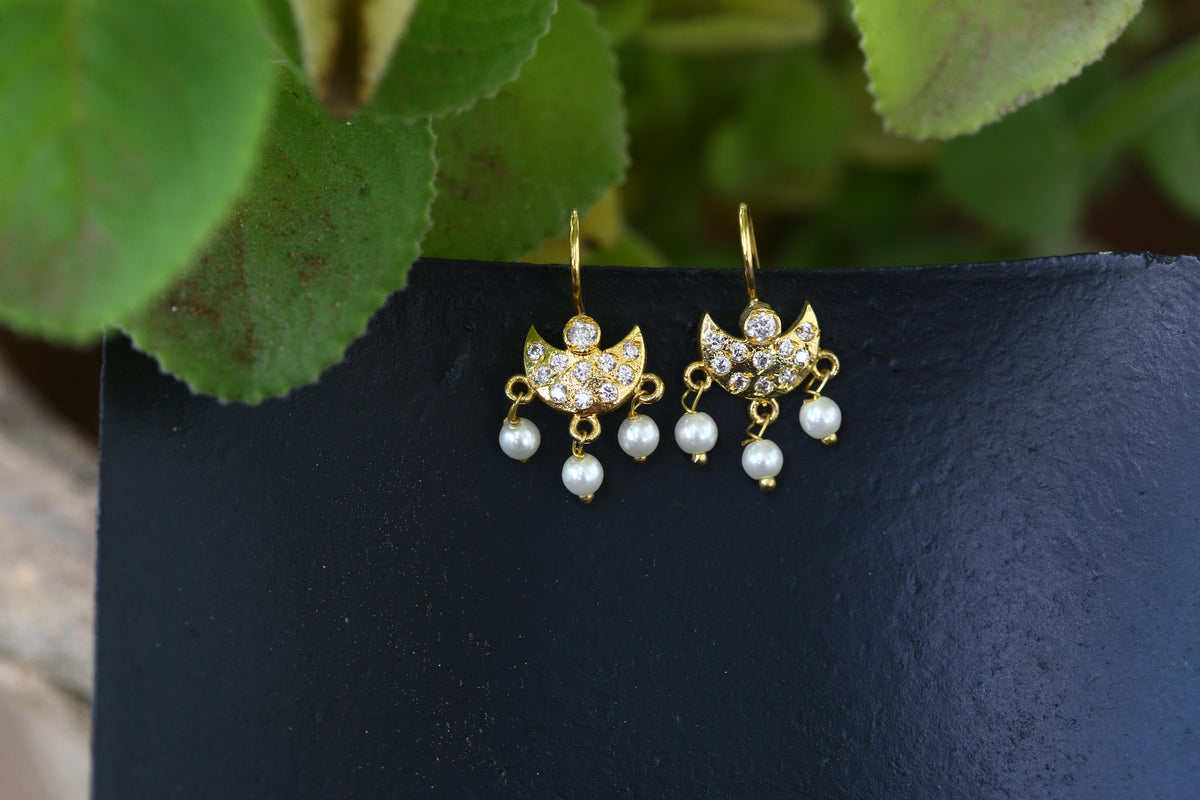 Small Cute Chandrakor Bugdi Cum Earring White