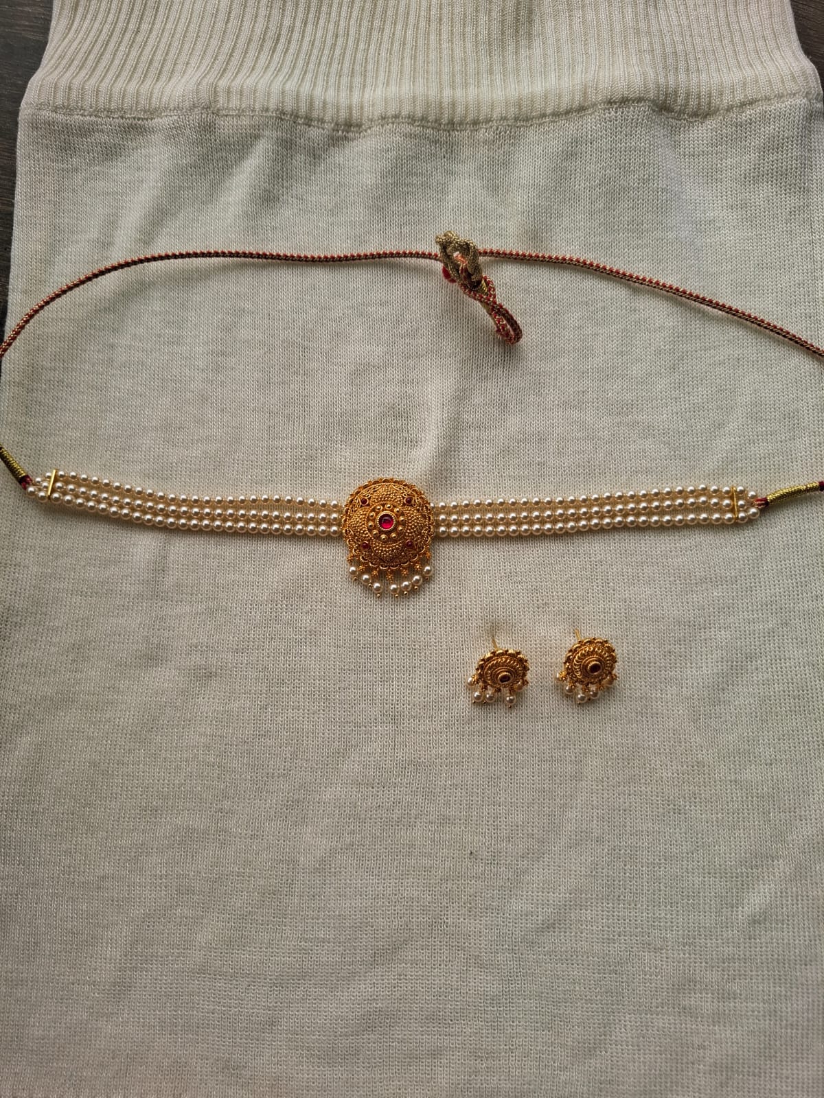 Simple Elegant Antique Pendant Swaroski Pearl Choker