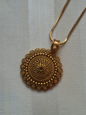 Elegant Round Pendant Necklace Set