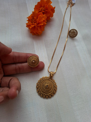 Elegant Round Pendant Necklace Set