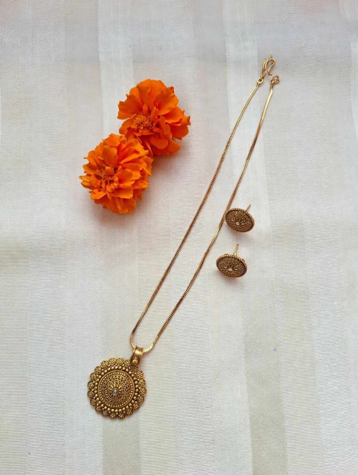 Elegant Round Pendant Necklace Set