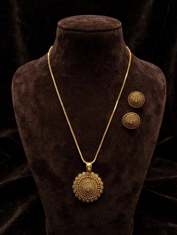 Elegant Round Pendant Necklace Set